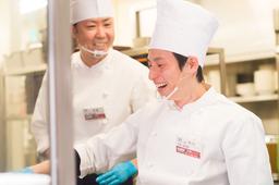 肉の旨味とライブ感が楽しめるステーキブランドで、調理の腕も磨ける日々。