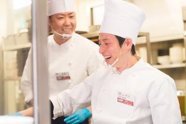 肉の旨味とライブ感が楽しめるステーキブランドで、調理の腕も磨ける日々。