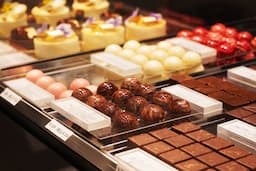 当店は、雑誌やテレビでもたびたび取り上げられる、話題のチョコレート＆スイーツ専門店です。