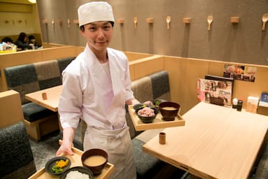 京都・奈良・大阪にある和食・洋食の複数店舗にて、店舗スタッフを募集しています。