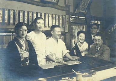 中央：初代今田壽治　北大路魯山人もご贔屓のお客さまでした。
