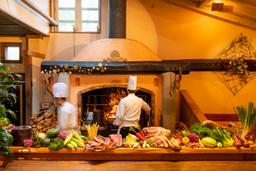 ピレネー山脈から名前を取り、一軒家レストランをイメージした素朴でカジュアルな雰囲気が魅力