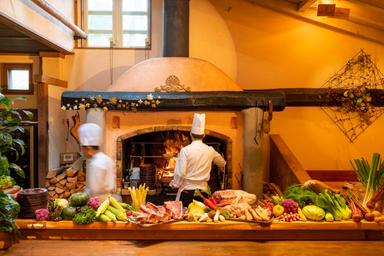 ピレネー山脈から名前を取り、一軒家レストランをイメージした素朴でカジュアルな雰囲気が魅力