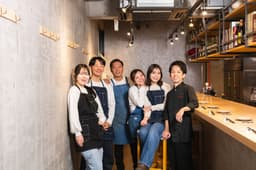 中華っぽくない、でも本格。689酒吧の世界観はこのネオンから始まります。