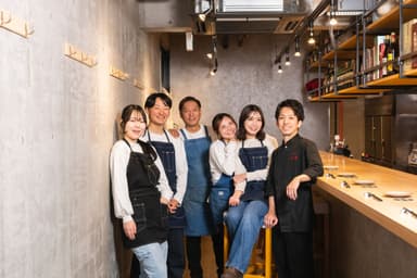 中華っぽくない、でも本格。689酒吧の世界観はこのネオンから始まります。