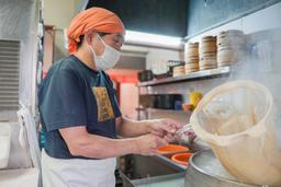 本格うどんの製麺技術をイチから学べる！調理スタッフ募集中◎