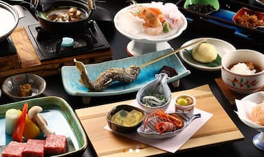 当館では、信州産の食材をふんだんに使った季節替わりの会席料理を提供しています。