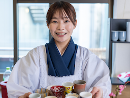渋谷駅から徒歩すぐ。会員制6席だけの落ち着いた隠れ家で、穏やかな時間が流れます。