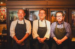 熟成ジビエと炭焼きの一皿を、自然派ワインとともに。記憶に残る“食体験”を創るレストランです。