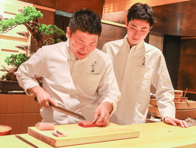 ≪月給30～45万円・月8日休み≫“経験を一気に伸ばす”——高級鮨ブランドで技を磨き、最短1年で店長へ。**昇給年4回・賞与年2回**