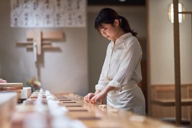 接客経験を、ワンランク上のおもてなしへ。鮨・鰻の上質な和食店でサービス力を磨きませんか。