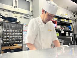 調理経験を活かし、料理長候補へ。副店長として店舗運営や人材育成にも関われます。