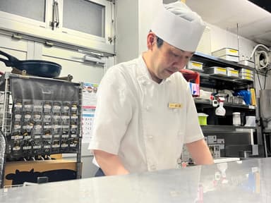 調理経験を活かし、料理長候補へ。副店長として店舗運営や人材育成にも関われます。