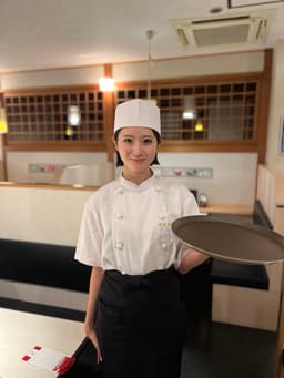 接客から店舗運営まで幅広く担当。お客様に気持ちよく過ごしていただける店づくりを進めます。