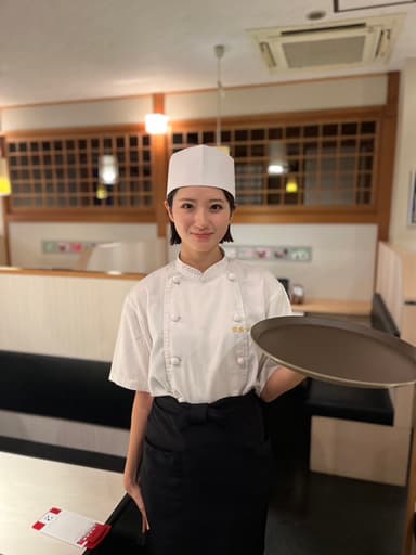 接客から店舗運営まで幅広く担当。お客様に気持ちよく過ごしていただける店づくりを進めます。
