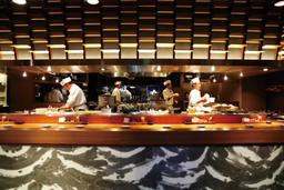 チームの中心として、明るい雰囲気で厨房を引っ張ります。