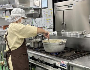 チームで協力しながら調理。未経験の方も安心です◎「おいしかった」の言葉が、何よりのやりがいに。