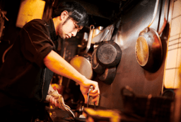 全国大会で幾度も優勝した名物のパエリアなど、本格的なスペイン料理の技術を学べます。