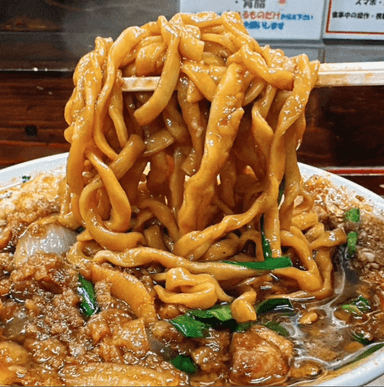 仕込みから湯切りまで、熱気あふれるラーメン現場の最前線。