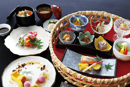 四季の素材を活かした料理を提供。美しい盛り付けや段取り力も身につきます。