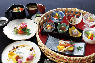四季の素材を活かした料理を提供。美しい盛り付けや段取り力も身につきます。