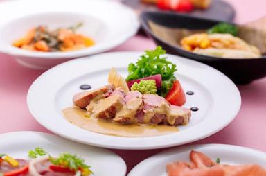 シェフの技が光る一皿。季節の素材を活かした華やかなメニューが並びます。