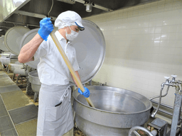 調理現場はいつも笑顔と助け合いがあふれています♪  