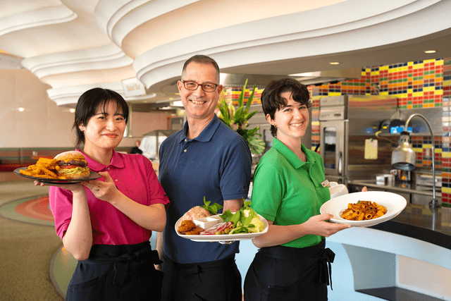 世界の会員をもてなす舞台で、サービスキャプテン募集◎国際的クラブで多国籍チームのリーダーとして活躍【完全週休2日＆年休120日以上／社員食堂・退職金制度完備】