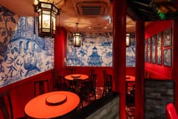 世界的なアート組織であるカイカイキキの運営体制下で、飲食と芸術が融合した独特の感性に触れられます。