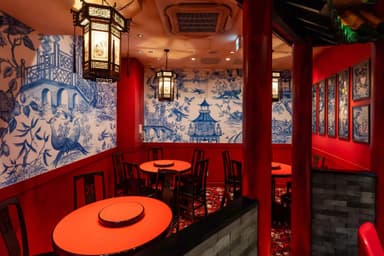 世界的なアート組織であるカイカイキキの運営体制下で、飲食と芸術が融合した独特の感性に触れられます。