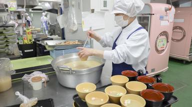 ひとつひとつ丁寧に、患者様の元へ届けるお食事。