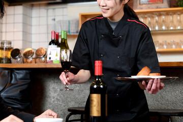 【月給30〜35万円／日曜＋第1・3月曜定休】オープニング募集◎ホールで活躍しながら、試飲会・勉強会で成長できる環境◎上場グループが母体の安定した新店舗