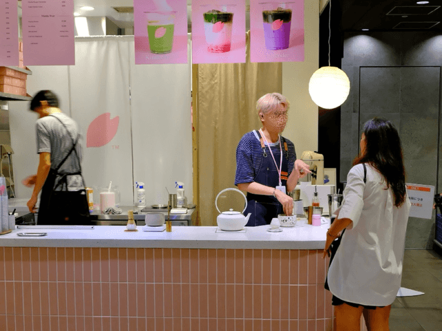 【月給30万円～／未経験OK／英語力不問】“現代の茶室”で日本文化を世界へ！渋谷で話題の抹茶カフェ。知識も経営スキルもゼロから学び、世界基準のカフェ作りに挑戦◎