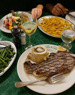 明るい仲間と一緒に、一皿ずつ丁寧に。自分の成長を感じられる環境です。