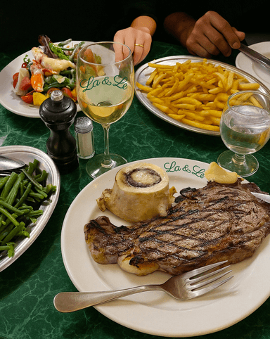 明るい仲間と一緒に、一皿ずつ丁寧に。自分の成長を感じられる環境です。