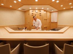 カウンター８席のみの完全予約制という贅沢な空間で、お客様一人ひとりと深く向き合った接客が叶う環境