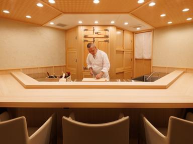 カウンター８席のみの完全予約制という贅沢な空間で、お客様一人ひとりと深く向き合った接客が叶う環境