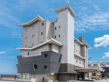 青い海と空が広がる、淡路島の“海辺の体験型旅館”