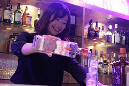 ネオンが映える非日常空間。六本木らしい夜を演出するダイニングバー。