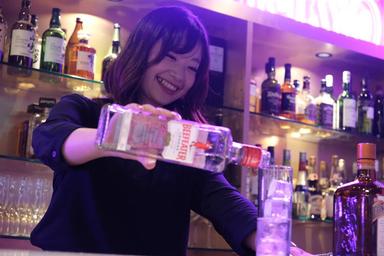 ネオンが映える非日常空間。六本木らしい夜を演出するダイニングバー。