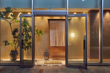 高級料理店『万ん卯』。和の趣が漂う落ち着いた空間で、一品一品に丁寧な仕事を。