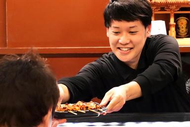 一本ずつ丁寧に。備長炭の香りと技が光る焼き鳥を提供する焼き鳥店です。