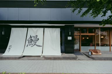 大正ロマンと英国アンティークが融合したこだわりの空間にて、洗練された所作や接客技術が身に付きます。