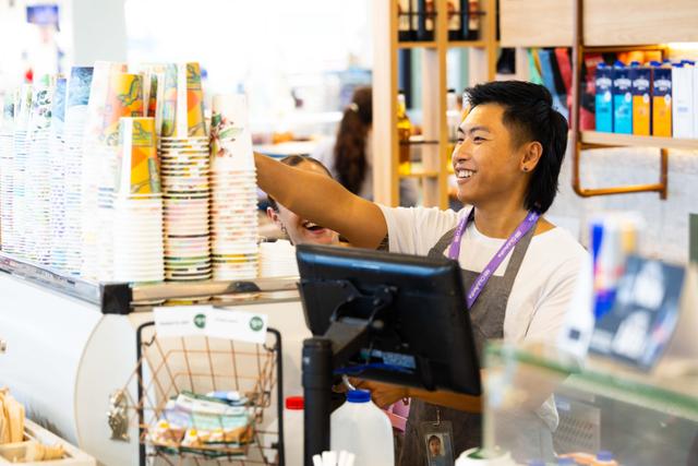 【マネージャー募集／月給38万円～／月9日休み】スイス本社の世界的企業が日本法人を設立！2026年6月に関西空港内に4店舗一斉OPEN★早朝手当あり◎