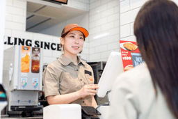 笑顔でお迎え、テキパキ受け渡し。カウンター中心だから接客も始めやすい。