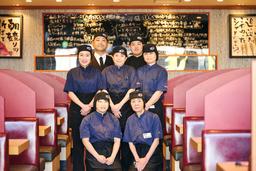 ホールスタッフとしてスタート。丁寧な接客や気配りが、将来のマネジメントにもつながっていきます。