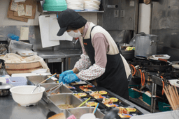 新鮮食材を使った惣菜が並ぶ売場を、あなたの手で。