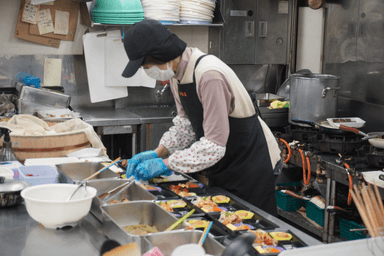 新鮮食材を使った惣菜が並ぶ売場を、あなたの手で。