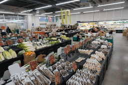 野菜や果物の魅力を売場で伝える仕事です◎