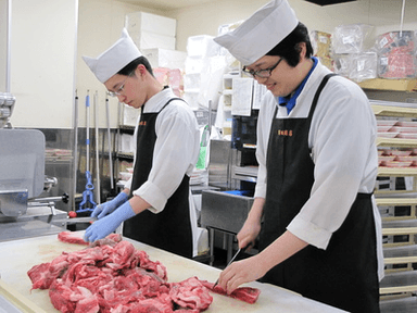 地域密着の人気商店で、精肉部門の主役として活躍！